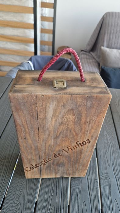 Caixa de madeira vintage para vinhos