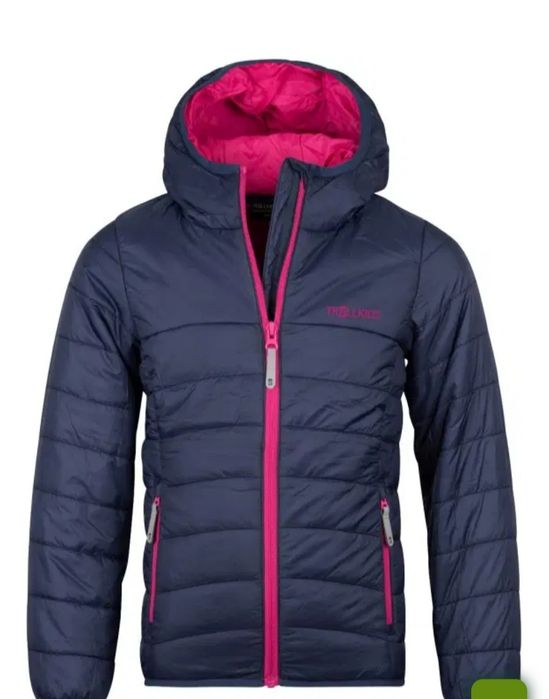 Куртка легка на дівчинку.