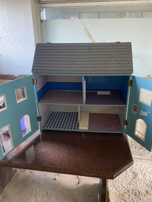 Casa de bonecas antiga para restaurar