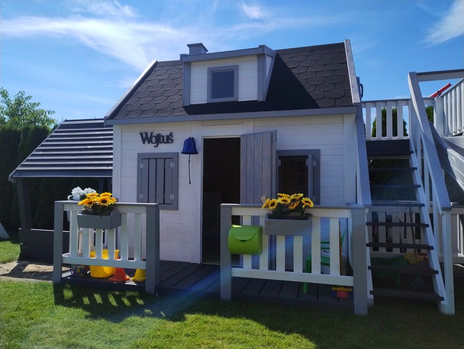 Plac zabaw domek z antresolą ślizg balkon huśtawka