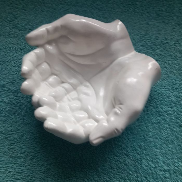 Dekoracja dłonie z gipsu ceramicznego