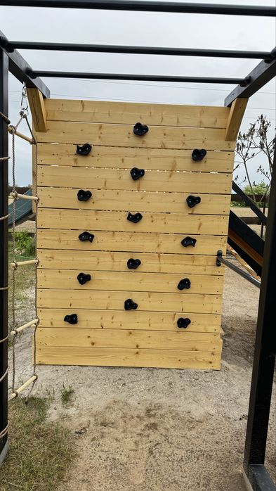 Plac zabaw wspinaczka dla dzieci zjeżdżalnia