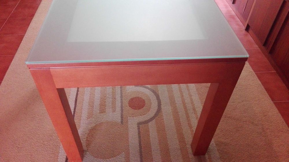 Mesa com tampo de vidro
