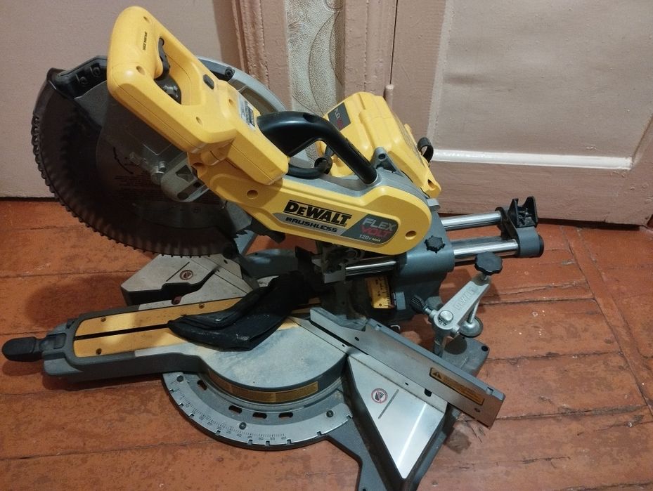 Инструмент Dewalt продам