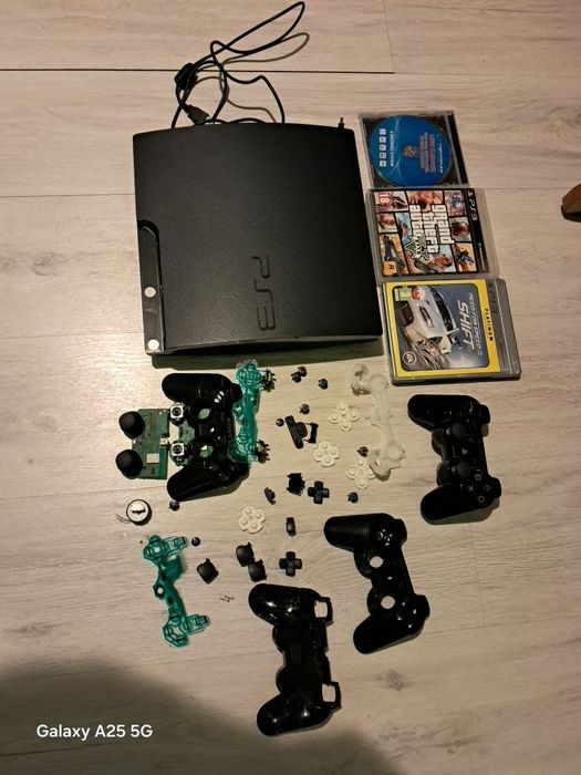 Ps 3 plus pad z czesciami zamiennymi plus dwie gry GTA 5 i NFS Shift