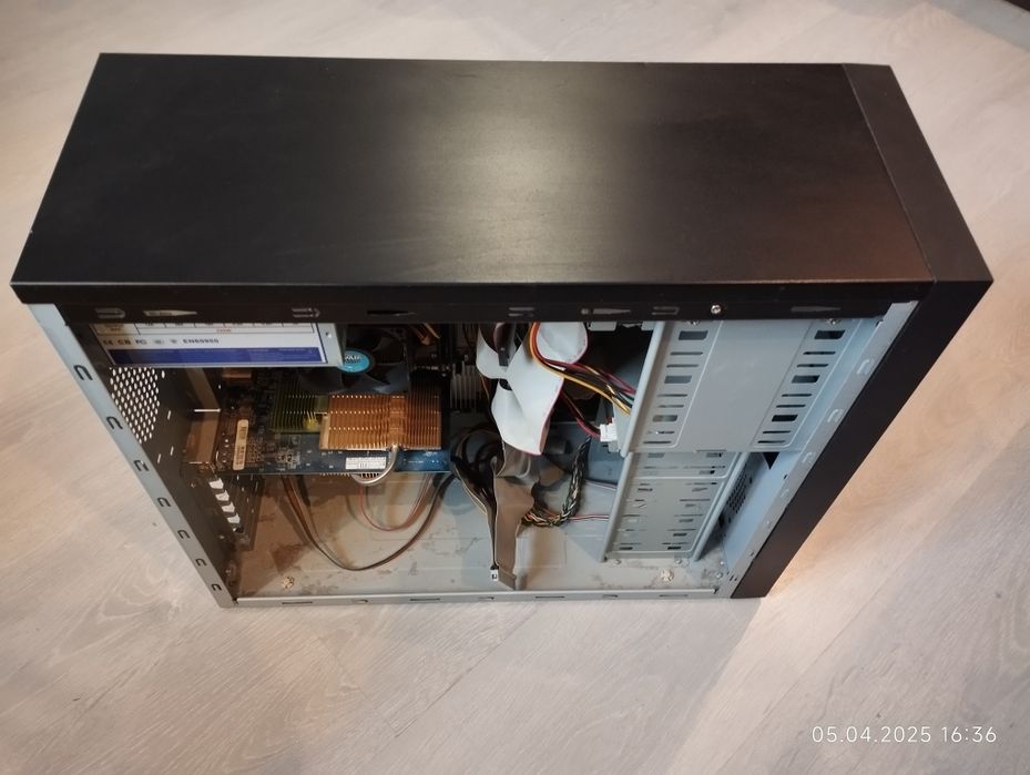 Корпус системного блока с начинкой.