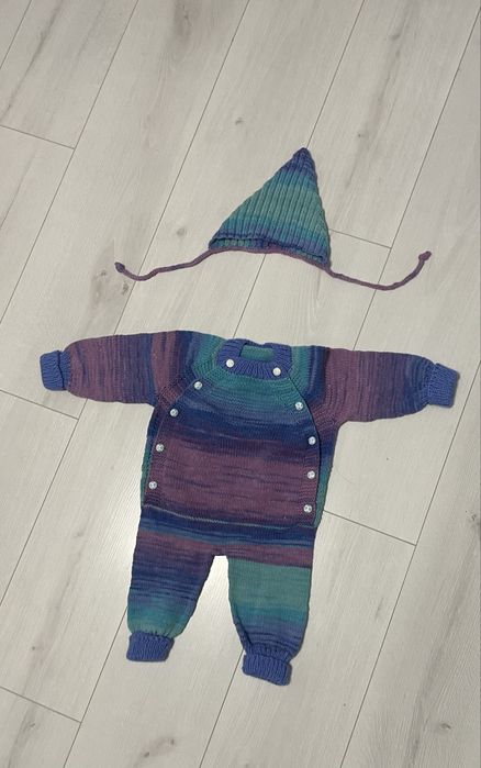 Вʼязаний комбінезон для немовлят та дві шапочки