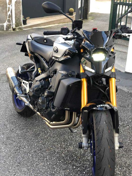 Yamaha MT 09 SP Akrapovic réplica + Extras