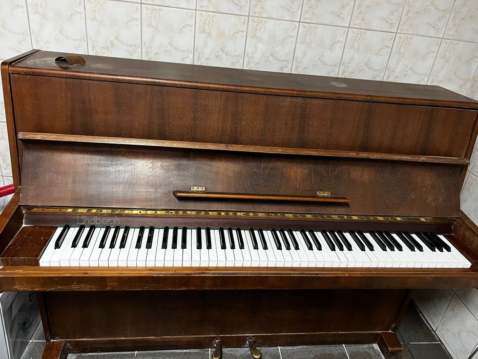 Pianino  Lindbergh do renowacji .