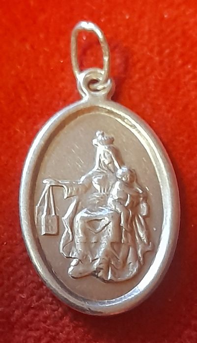 Medalik srebrny z Matką Boską