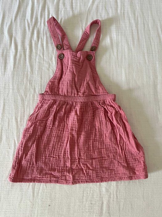 Vestido jardineira de musselina rosa, botões de madeira, 18-24 meses