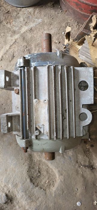 Продам двохваловий двигун