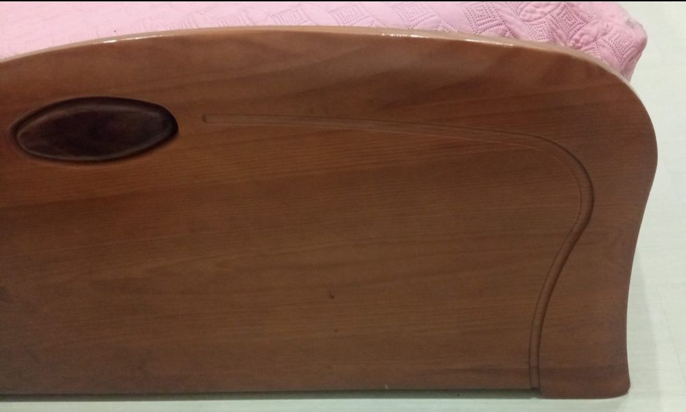 Mesinha de cabeceira, cabide e cama para quarto de criança/solteiro
