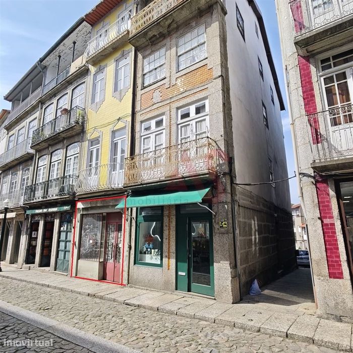 Loja com 52,15 m2 na Rua Rainha Dona Maria II em Guimarães para ARREND