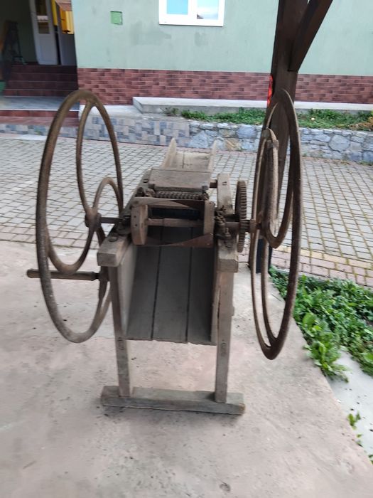 Продається  січкарня 1950 р. в доброму стані. М.Копичинці , Терноп. об
