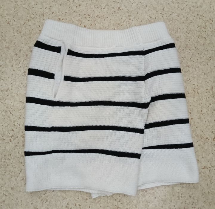 Модні жіночі в'язані шорти білі у чорну смужку, M розмір 
Нит
