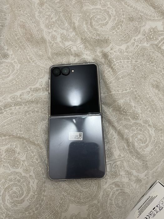 Samsung Z Flip 7 256GB + Galaxy Buds Fe