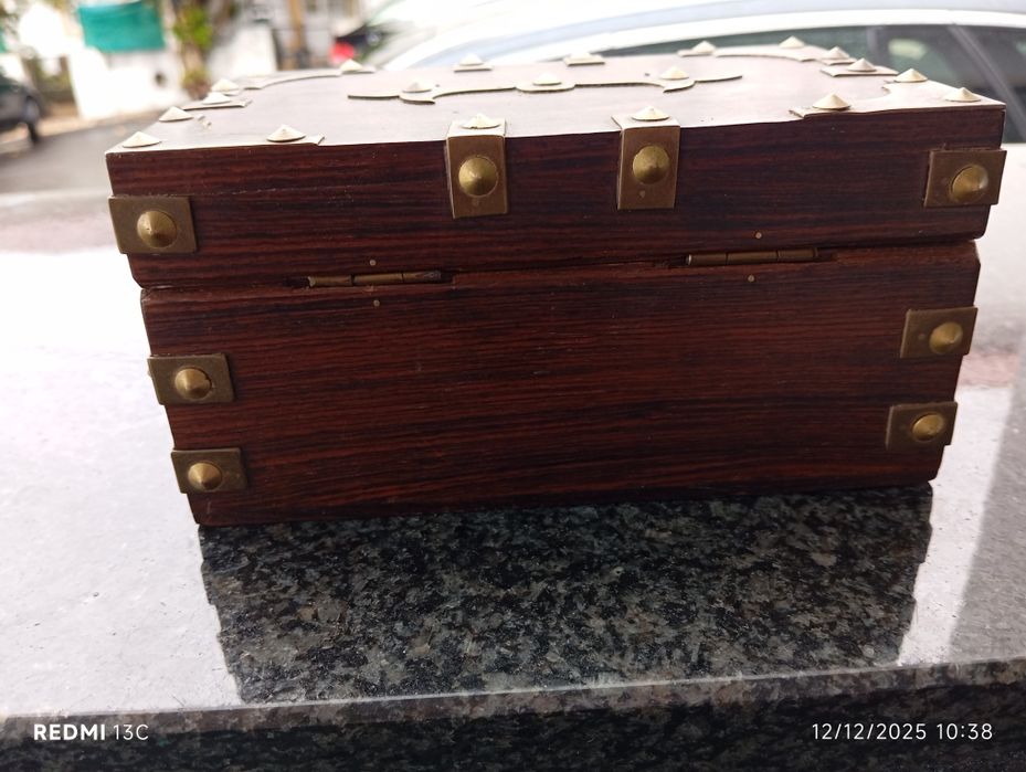 Caixa pau santo com aplicações em latão