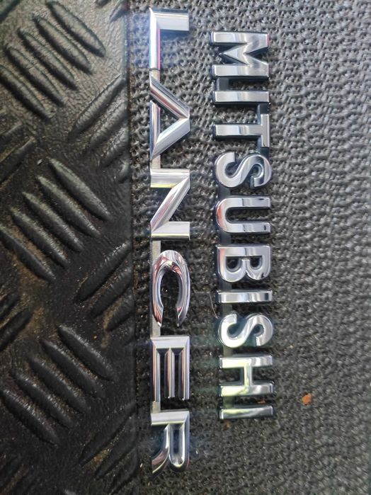 Emblematy Mitsubishi + gratis