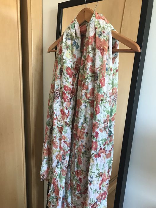 Echarpes ou lenços com estampados variados