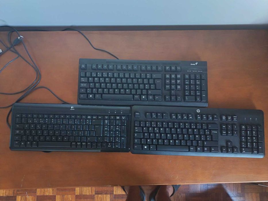 Lote de 3 teclados Logitech, HP e Genius