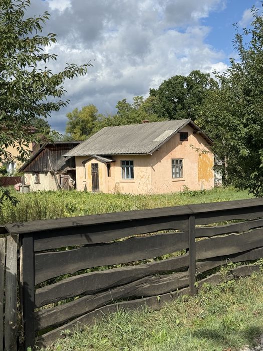 Продам будинок у затишному селищі міського типу, центр селища, поблизу школа та ліс, магазини.