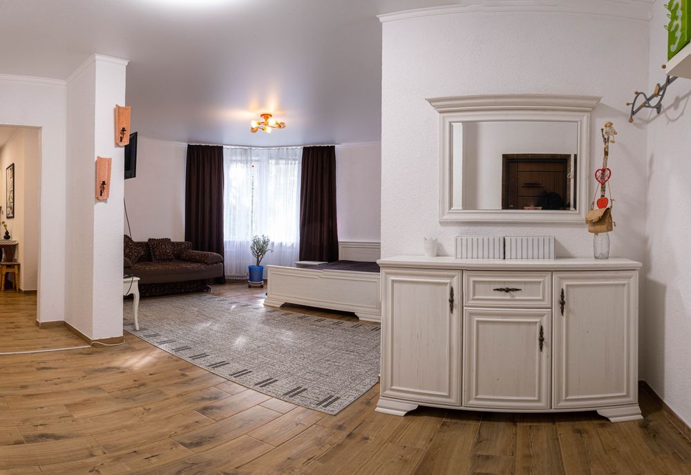 Погодинно,подобово нову квартиру в центрі міста біля парку.