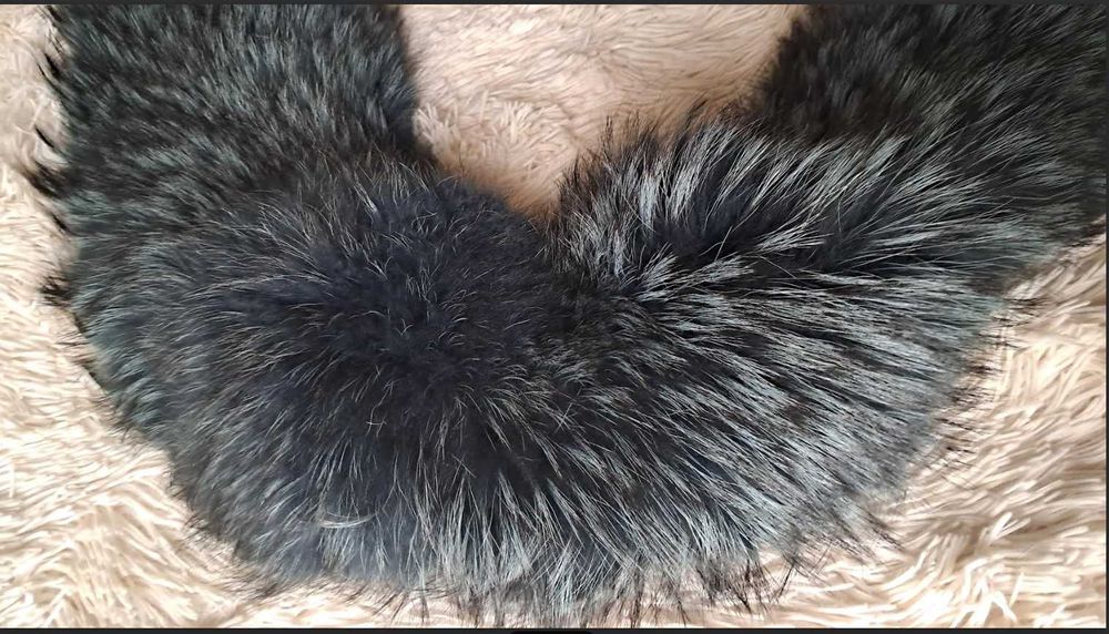 duży, sięgający do pasa, naturalny kołnierz z jenota