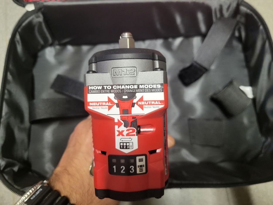 Гайковерт Milwaukee 2562 3/8 та 2563 1/2 m12