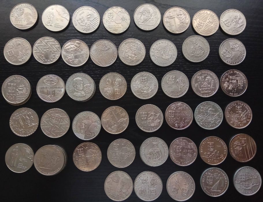 Moedas de 50 de 100 e 200 escudos entre outras