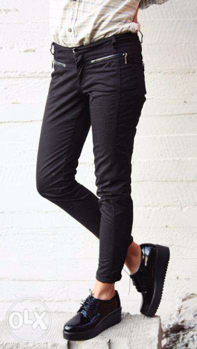 Czarne spodnie cygaretki Zara