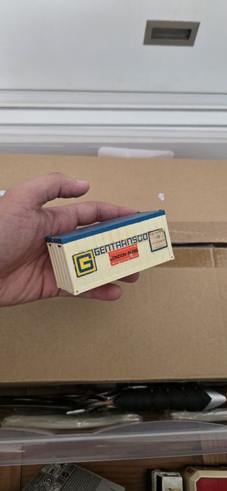 Miniatuta contentor para miniaturas