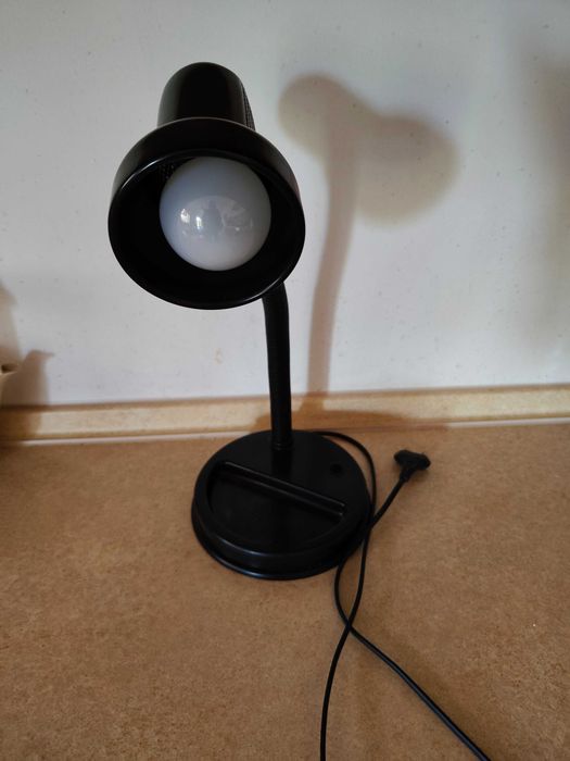 Lampa na biurko czarna