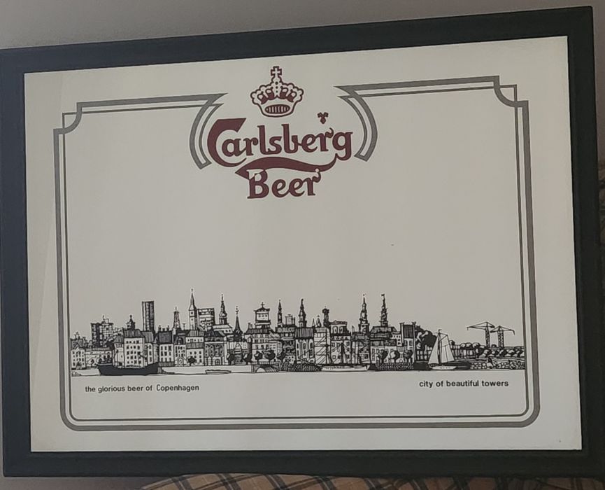 Espelho quadro com marca de bebida