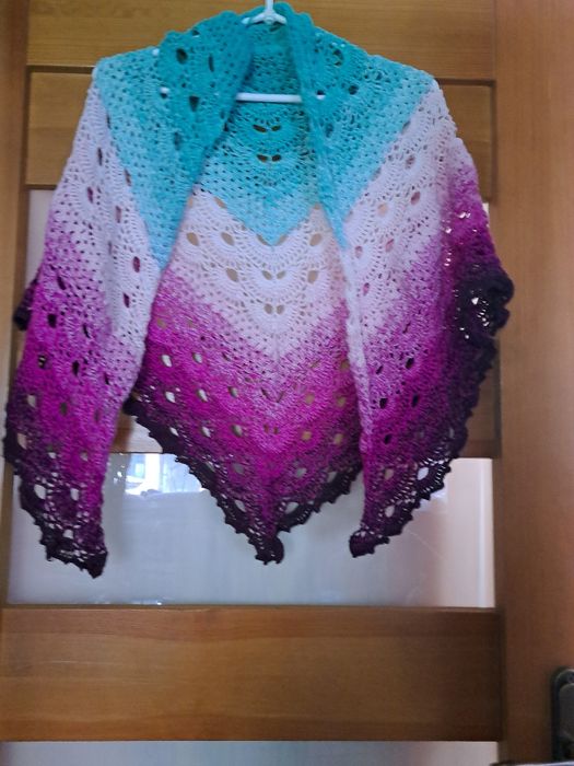 'Ażurowa chusta recznie robiona