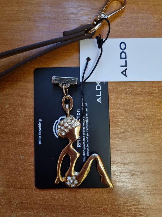 Брелок ALDO оригинал  Девушка в стразах.
Очень нарядная бижутерия!