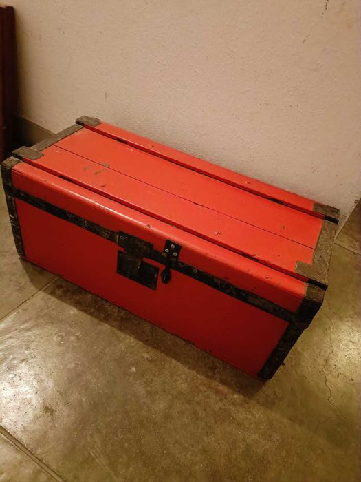 Baú antigo de madeira  com ferragens metálicas