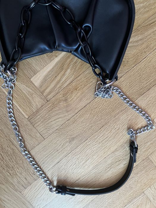 чорна сумка з ремінцем