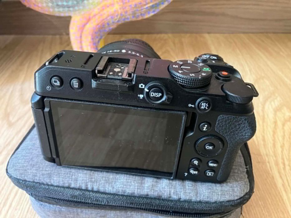 Camera fotográfica Nikon Z30 quase nova  + extras , tripé na caixa nunca usado, alça nova, carregador com 2 baterias e mala de transporte