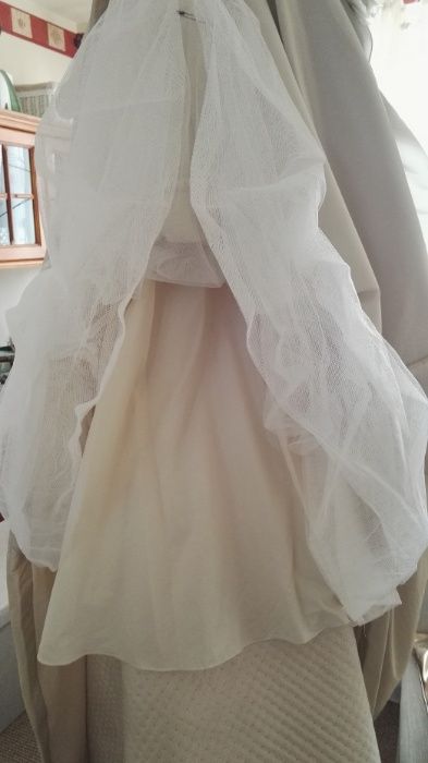 Kremowa suknia ślubna z trenem - rozmiar 38/40