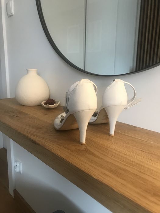 Skórzane białe buty pantofle, czółenka 38