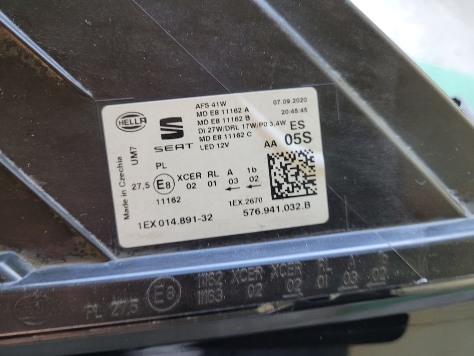 Seat ateca lampa prawa przednia led