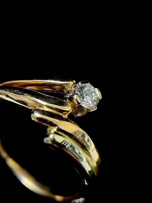 Нова золота каблучка з діамантом/Новое золотое кольцо с бриллиантом