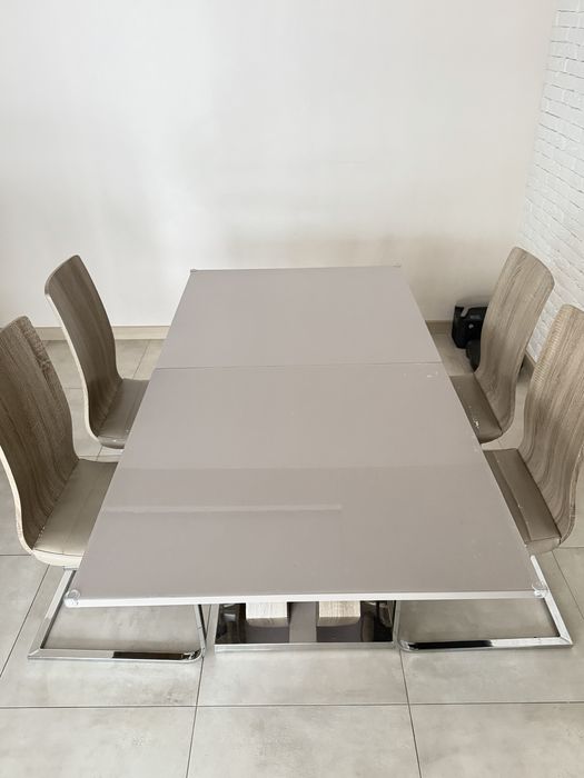 Великий розкладний стіл та стільці комплект у вітальню