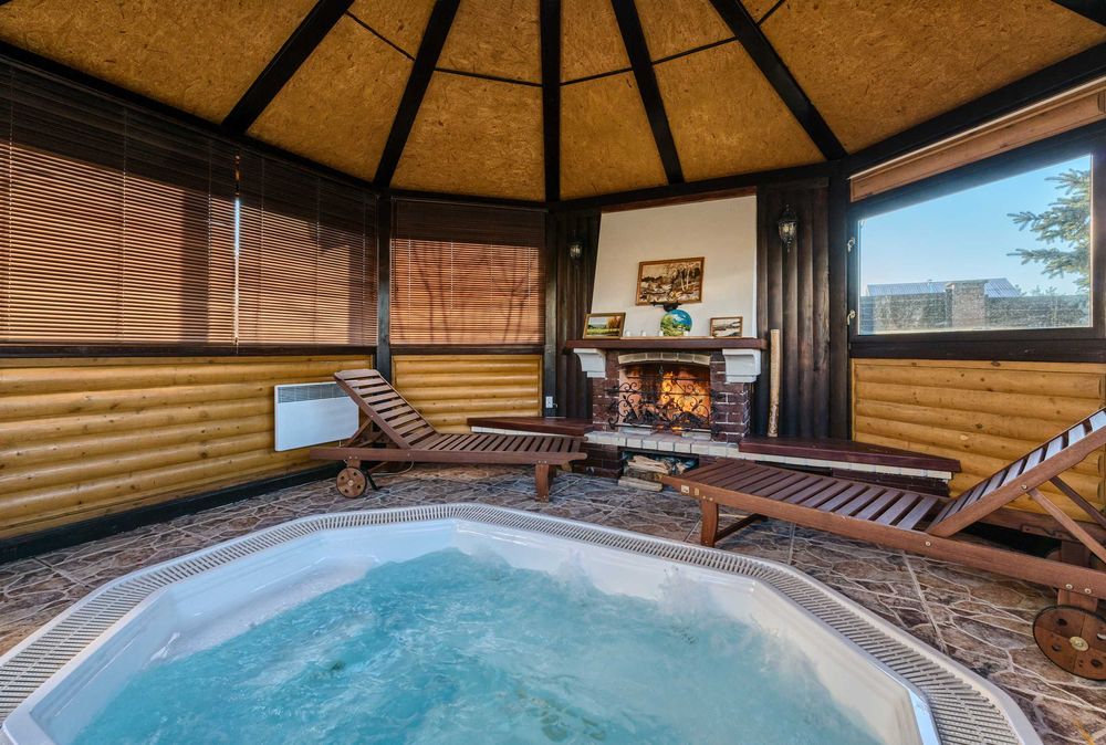 Дизайнерский дом с бассейном  посуточно . Красивый сад с озером, сауна