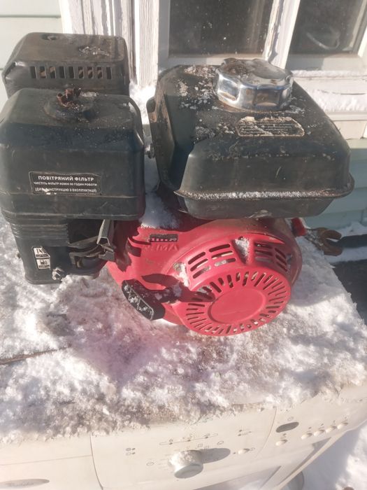 Бензиновий мотор мотоблок.