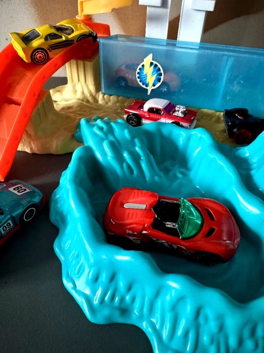 Hot Wheels трек з акулою.