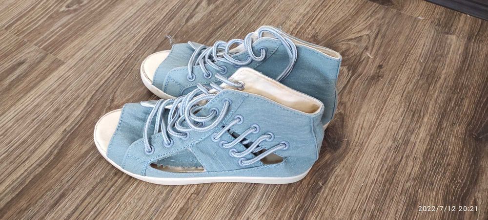 Продам кросівки з відкритим носком