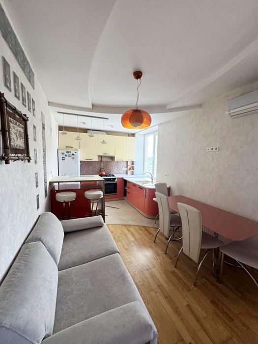 Продам 2-к квартиру с ремонтом, 5/10 эт, ул. Парковая (3-272-880)