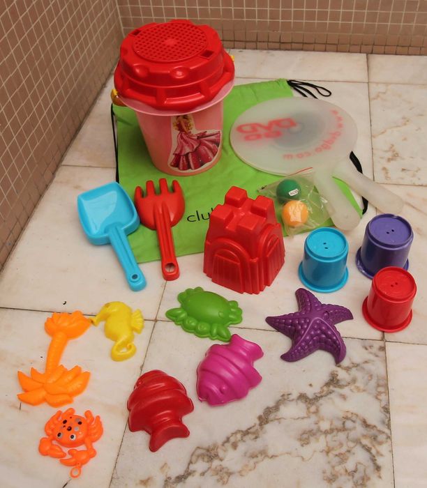 brinquedos praia criança
estão como novos